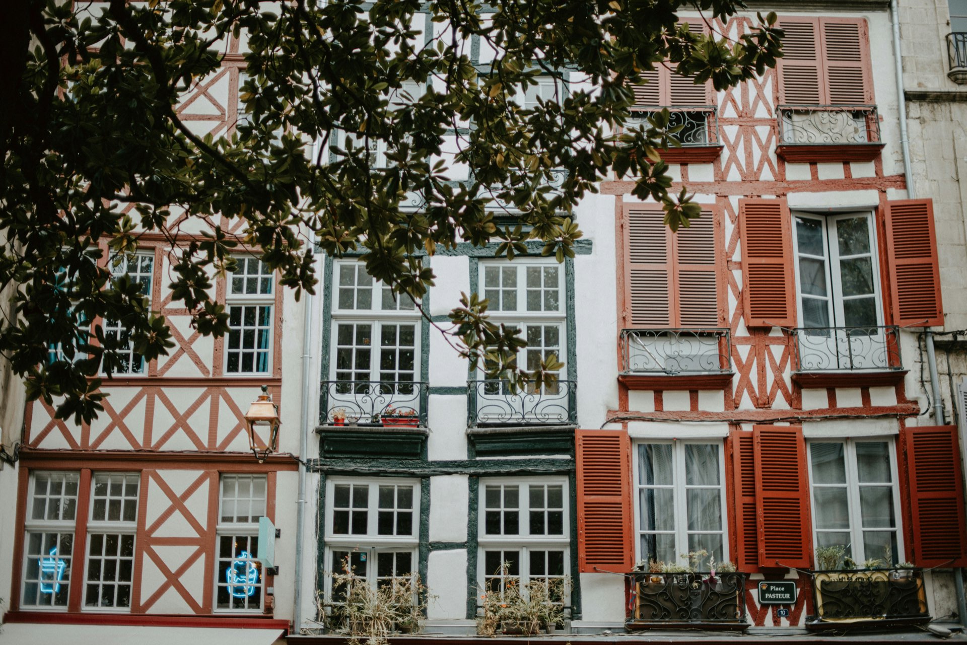 Façades à colombages et volets rouges au Pays basque